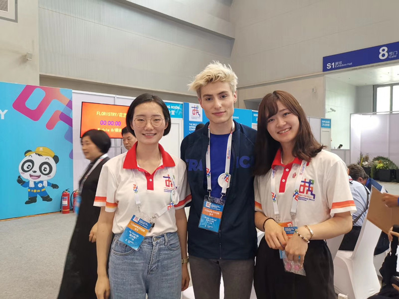 1651646174775234.jpg 2019年5月,我校学生左一胡小晗受邀参加重庆一带一路国际技能大赛与法国选手和日本选手合影_副本.jpg