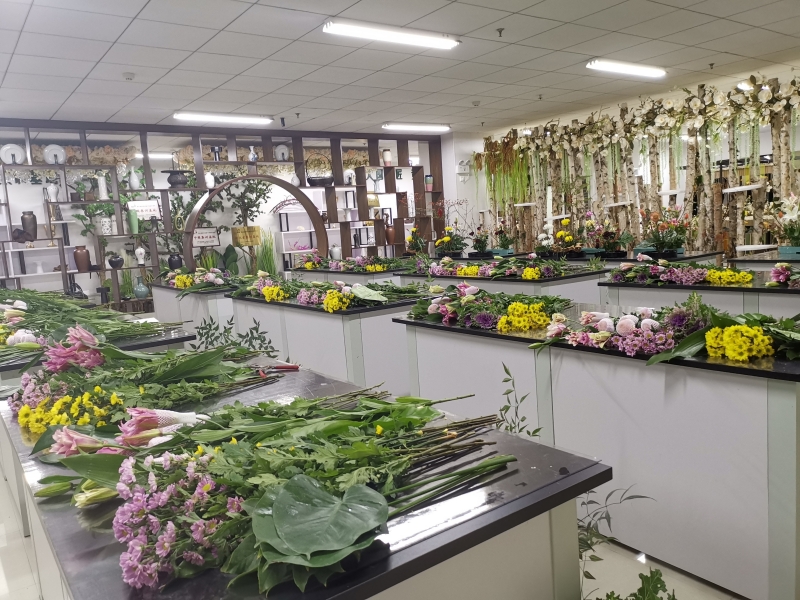 1744772530361245.jpg 花艺实训室学生操作台_修图.jpg