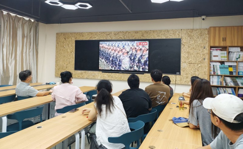 9.3 學(xué)院組織收看紀(jì)念抗戰(zhàn)勝利80周年閱兵活動照片（1）.jpg