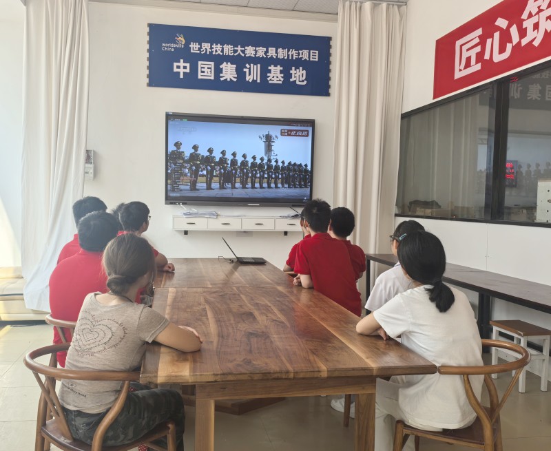 9.3 學(xué)院組織收看紀(jì)念抗戰(zhàn)勝利80周年閱兵活動照片（3）.jpg
