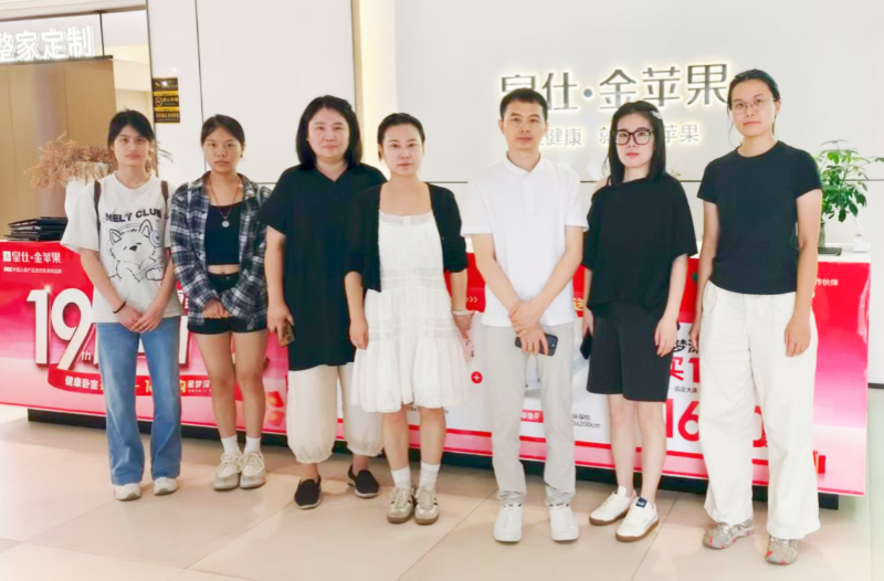 深化產(chǎn)教融合，共育匠心人才——家具設(shè)計與制造專業(yè)師生訪企交流照片（1）.png